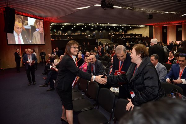 Корнелия Нинова се поздравява с делегати на конгреса.