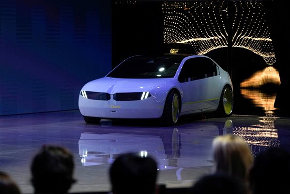 Концептуалният модел BMW Vision Dee бе показан първо в Шанхай.