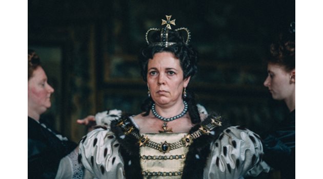 Оливия Колман в ролята на кралицата