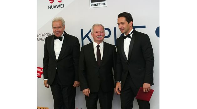Изпълнителният директор на КРИБ Евгений Иванов (най-вляво) заедно с Цоло Вутов, който получи специалната награда на конфедерацията за цялостен принос, и неговият син Иван Вутов