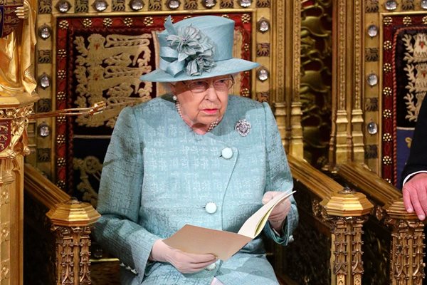Елизабет II не носеше корона и церемониална рокля.