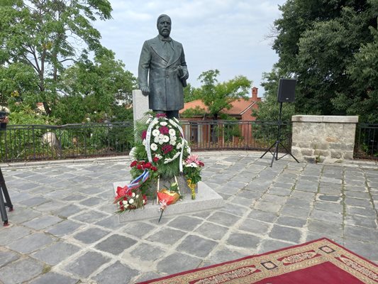 Паметникът на Гаврил Кръстевич бе обсипан с венци и цветя.