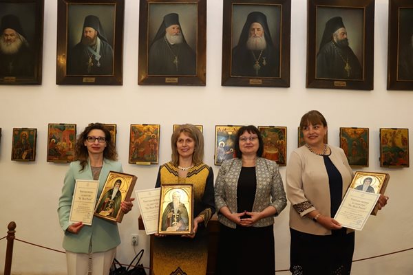 Трите училищни директорки бяха наградени от зам.-министър Мария Гайдарова на церемония в Рилския манастир. 