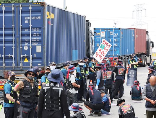 Камиони, превозващи контейнери, се виждат по време на стачката на шофьори в Южна Корея.