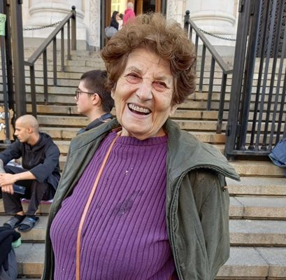 Баба й пенсионираната учителка Величка Иванова се впечатлява от смелостта на внучката си.