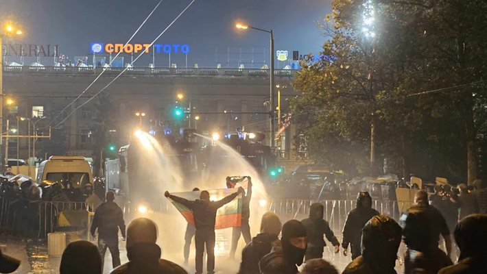 Полицията предприе мерки и изтласка всички протестиращи по ул. "Гурко". Започна да разпръсква феновете
СНИМКА: Найден Тодоров