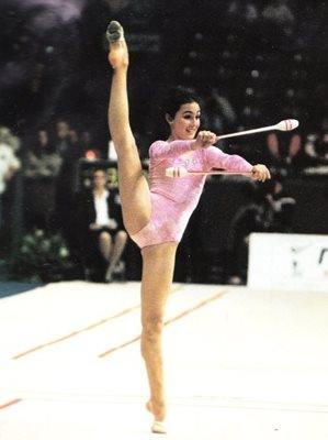 Мария Петрова в съчетанието с бухалки на световното първенство в Брюксел през 1992 г. Пловдивчанката завоюва сребро на този уред и в многобоя. И тръгва да покорява златните върхове.