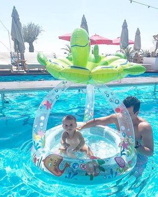 Съпруга на Мика, Айкут Рамадан и малката Миа играят заедно в басейна СНИМКА:Инстаграм