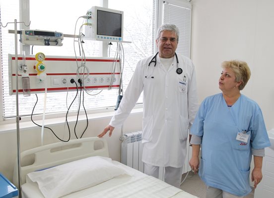 Д-р Хараламби Бенов и старшата сестра Петя Андреева показват апаратурата в обновения интензивно-кардиологичен сектор.