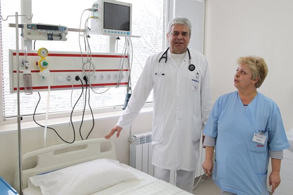 Д-р Хараламби Бенов и старшата сестра Петя Андреева показват апаратурата в обновения интензивно-кардиологичен сектор.
