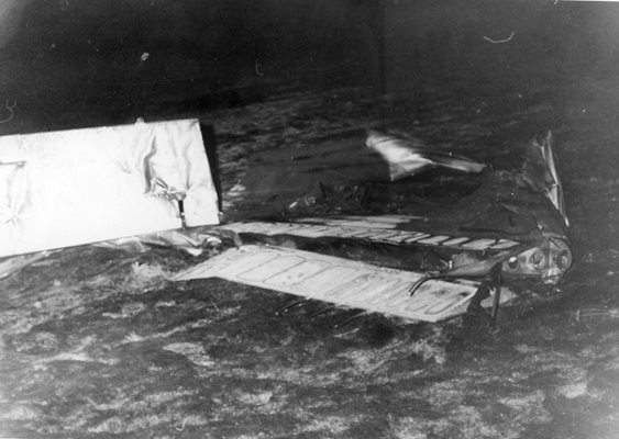 Части от елероните на самолета след трагичния инцидент