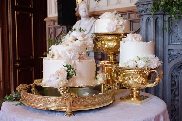 Сватбената торта разби традицията и не беше плодова.