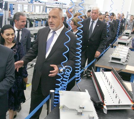 Бойко Борисов разгледа новия френски завод край Пловдив