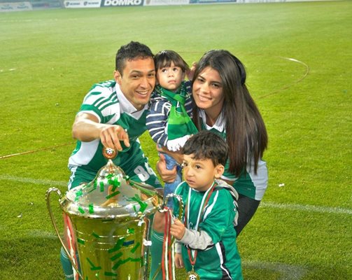 Футболистът и семейството му с една от шампионските титли
