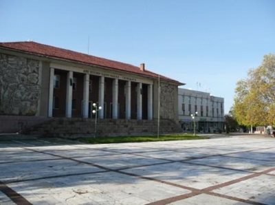Община Перущица все още търси юрисконсулг.