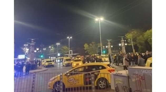 Десетки таксита блокираха Орлов мост в знак на протест Снимка: Виктория Костова