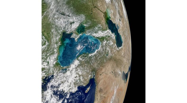 Сателитната снимка на Черно море, разпространена от НАСА, от която ясно се вижда изумруденият цвят.