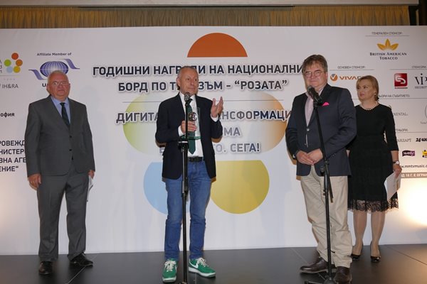 Главният редактор на в. “24 часа” Борислав Зюмбюлев благодари за наградата и отбеляза радостта си от това, че усилията на екипа на вестника са оценени. Призът е за медиен принос за развитието на туризма в ЕС.
