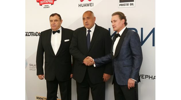 Зам.-председателят на КРИБ Николай Вълканов(най-вляво) заедно с премиера Бойко Борисов и председателят на КРИБ Кирил Домусчиев