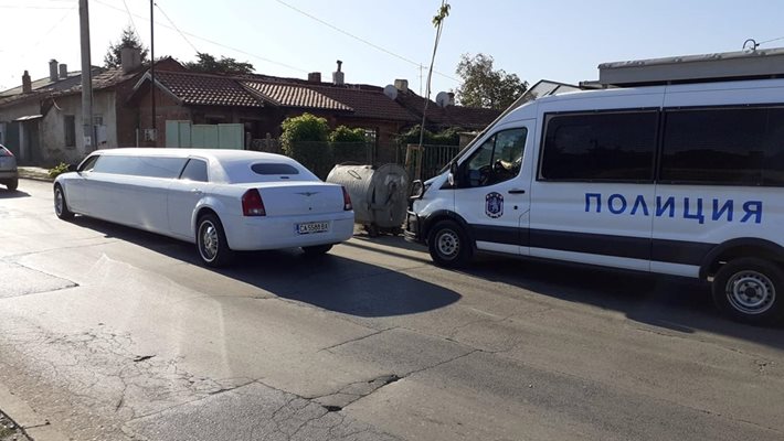 Лъскава лимузина бе паркирана пред дома на един от задържаните лихвари