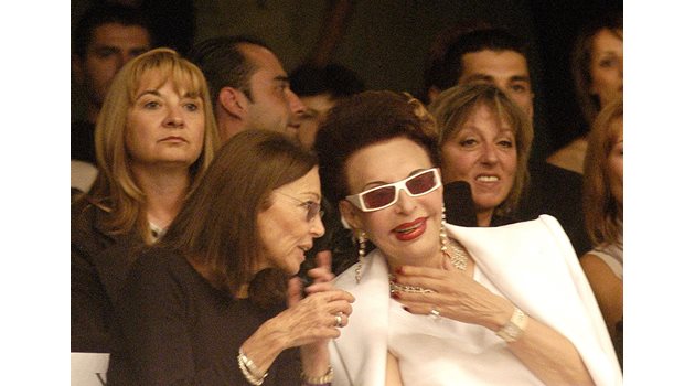 Джулия Бул (вдясно) с царица Маргарита на ревю на Евгения Живкова през 2006 г.