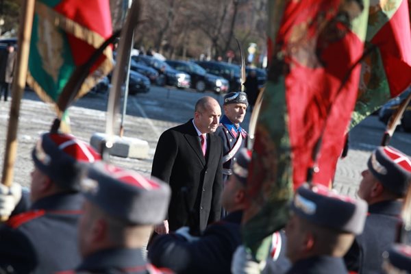 21 салюта ознаменуват встъването в длъжност на Румен Радев, гвардейският духов оркестър изпълнява химна