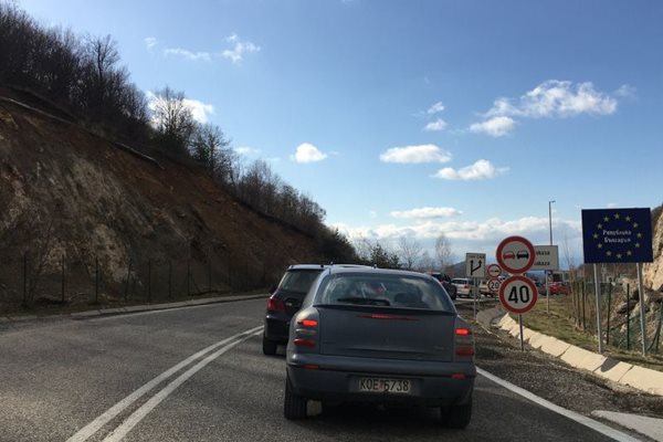 Колоните от гръцки автомобили, пътуващи до България за евтино гориво са ежедневие на ГКПП "Маказа". СНИМКИ: НЕНКО СТАНЕВ