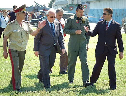 Командирът на авиобаза Граф Игнатиево ген. Румен Радев /вдясно/ обсъждат с военния министър и шефа на Генщаба как да спрат отлива на военни пилоти. 01.6.2007 г.