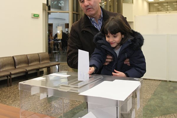 Цветанов гласува с дъщеря си София на последните избори - президентските.