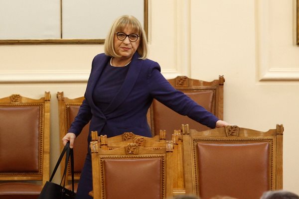 Правосъдната министърка Цецка Цачева също коментира, че от самото начало президентът е бил против проекта за антикорупционен закон.