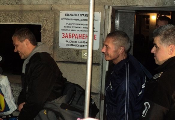 Борис Механджийски, Иво Иванов и Мирослав Писов излизат от затвора (от ляво на дясно).