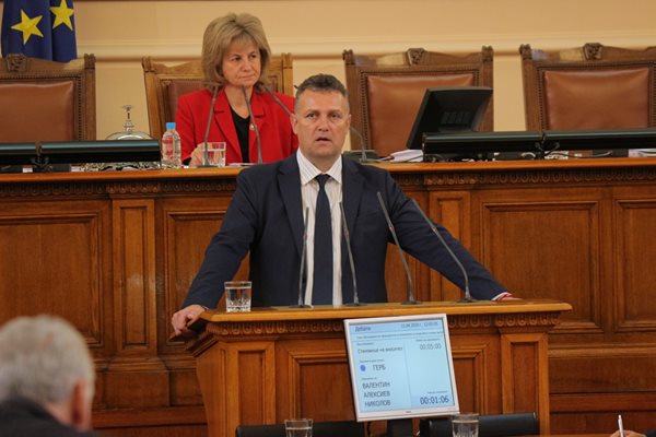 Председателят на енергийната комисия Валентин Николов на трибуната на парламента