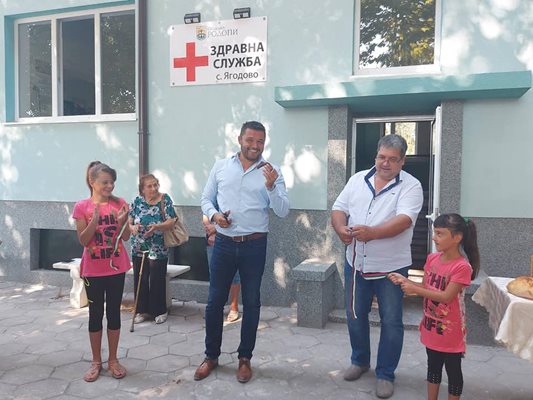 Кметът на община "Родопи" и управникът на Ягодово Димитър Дишев прерязаха лентата на обновената здравна служба.