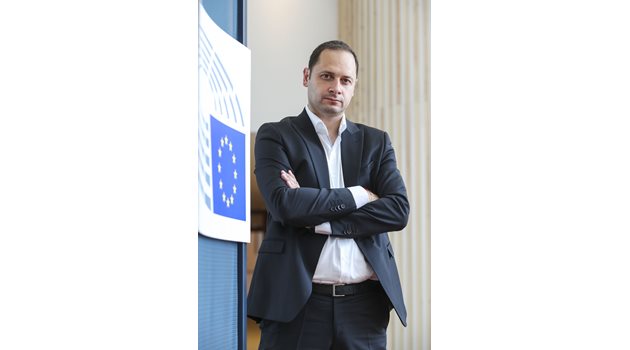 Петър Витанов
 На 40 г.
Завършил е международни  отношения в УНСС и международни финанси в НБУ
 Беше депутат в 44-ото народно събрание, а през 2019 г. бе избран за евродепутат