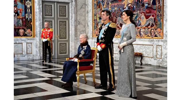 Монархията в Дания е морален стожер. Кралица Маргрете Втора често дава аудиенции на поданиците си, за да чуе критиките им, и е много популярна сред тях. До нея са престолонаследникът принц Фредерик и съпругата му Мери.