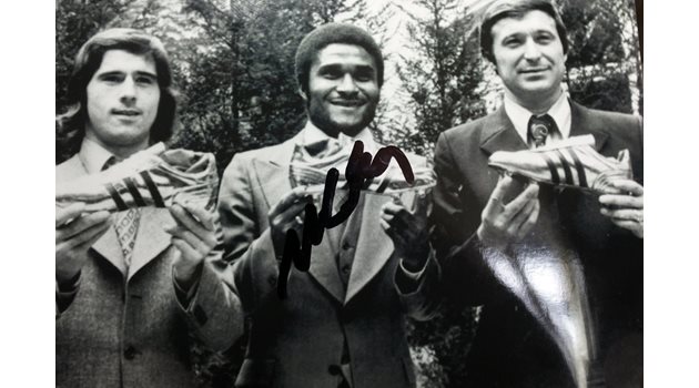 Петър Жеков (вдясно), редом другите две големи голови машини в Европа в края на 60-те години и началото на 70-те години на миналиа век - Герд Мюлер (вляво) и Еузебио. Снимка Архив