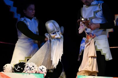 Сцена от спектакъла на Кукления театър в Търговище "Неродена мома", който зрителите ще видят довечера от 18 часа за първи път.
Снимка: Архив на театъра