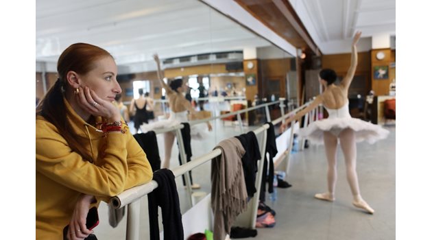 Примабалерината Марта Петкова, която е и художествен ръководител на балета на Софийската опера. Зад всяка постановка стоят усилията на много хора и немалко финансови средства, затова снимането на спектакли не само е неуместно, но и забранено.

СНИМКА: РУМЯНА ТОНЕВА
