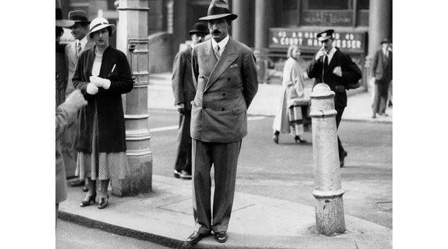Борис III и царица Йоанна чакат колите да спрат, за да пресекат улица в Лондон през 1933 г.