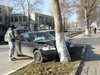 Млад шофьор заби колата си в дърво в центъра на Козлодуй
