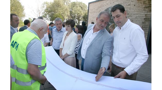 Кметът на Пловдив Иван Тотев /вдясно/ гледа проекта за разширението на пътя.