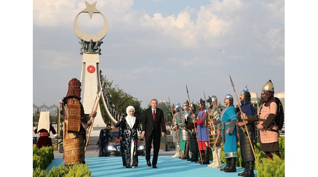 Ердоган и съпругата му влизат в президенстския дворец за церемонията по встъпването.