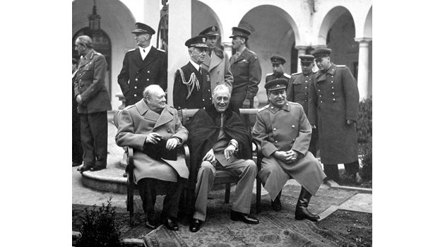 Сталин, Рузвелт и Чърчил на конференцията в Ялта през февруари 1945 г.