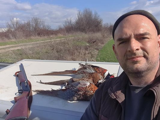 Константин Георгиев позира пред убитите от собствената му пушка фазани.