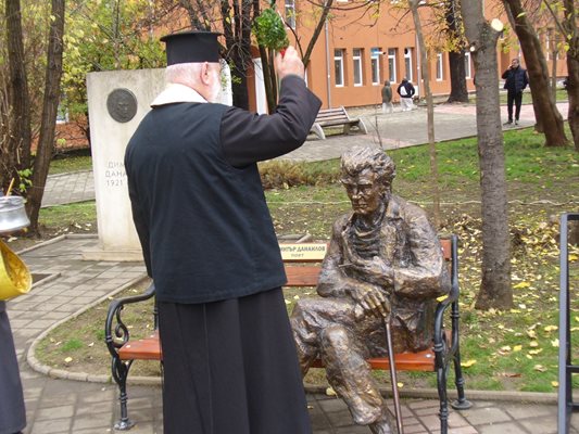 Отец Иван освети новия паметник.
Снимка: Ваньо Стоилов