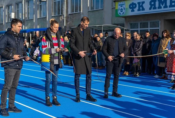 Стефка Костадинова реже лентата на спортното съоръжение заедно с кмета Валентин Ревански, заместника му Енчо Керязов и изпълнителя на обекта Атанас Бошев .