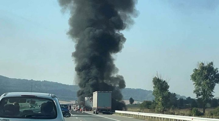 Тир се запали на АМ Струма
Вероника Дженева