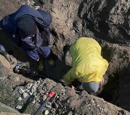 Екип на ВиК и днес търси причината за аварията, която лиши част от селото от вода по време на празниците.