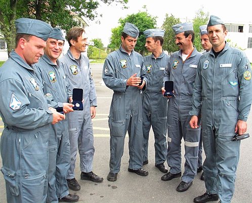 7 летци на МиГ-29 получават нагръдни знаци за първокласни военни пилоти. Крайният вдясно е полк. Румен Радев, началник-щаб на поделението и бъдещ командир.01.6.2005 г.