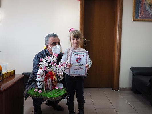 Кметът Димитър Иванов награда Анастасия Конарска за оригинално изработена мартеница